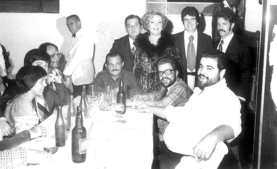 Vamos conferir, da esquerda para a direita: Aninha, Américo Júnior, Jairo Carvalho, Nélson Palermo, Roberto Vilela e Mauro Pizzo. Em pé, Américo Pizzo e Sônia (Patrícia), Edson Luiz Fernandes e Liliko.  Atrás, o garçom Solinha