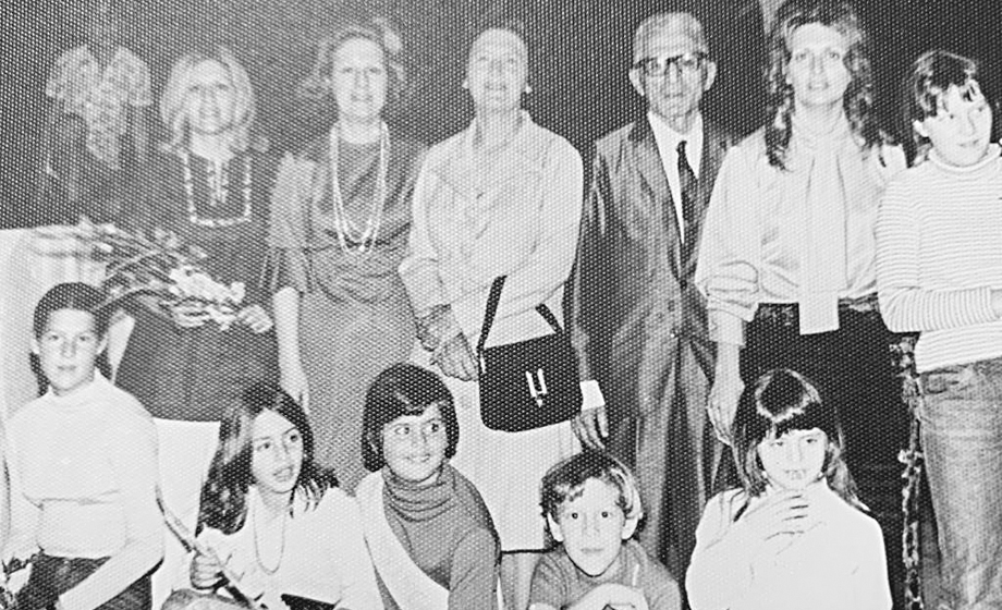 Em pé, da esquerda para a direita: Miniza, Ísis Lancha, Josefina e Pedro Olivito (avós da Flávia), Célia Benedine e Fernanda. Agachados, à frente: Flávia Lancha, Renata, Eduardo, Pezé e Celita