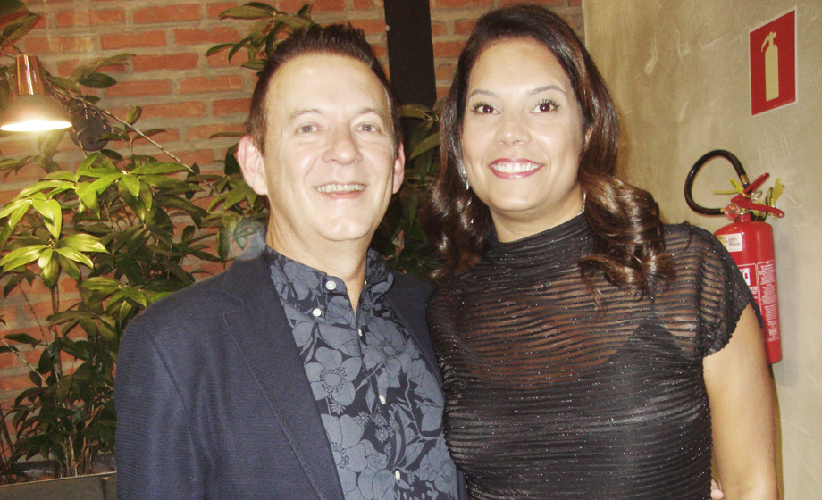 Casal Odorico Alexandre Barbosa-Inessa em evento musical no Boulevard LuizaLabs