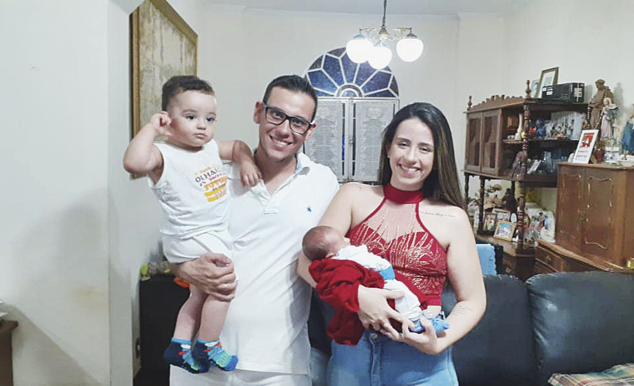  Israel Scatena e Maria Antônia Nogueira Magalhães (Ato Design) com os fofinhos Antônio e Raul