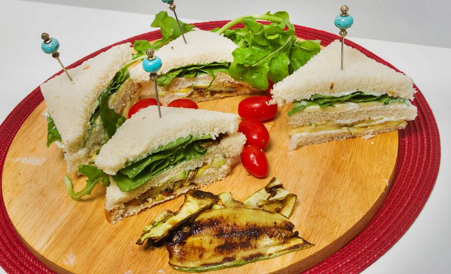 O clássico sanduíche triangular feito com pão de forma branco e variedade de recheios  pode ser consumido em toda a Itália, mas a tradição os atrela a Turim 