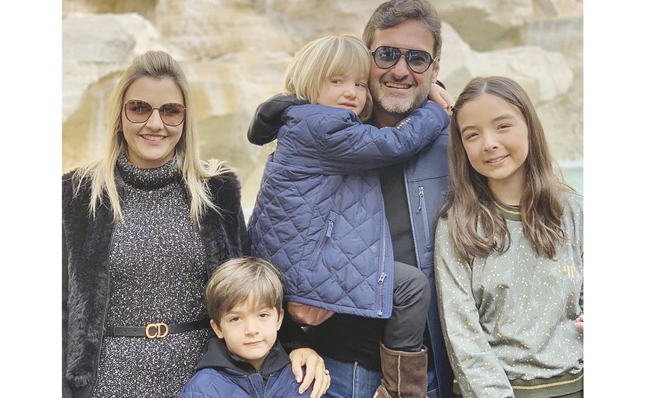 Flavia Bittar e Aurinho Faleiros, com os filhos Henrique, Felipe e Beatriz, na cidade de Roma (Itália)