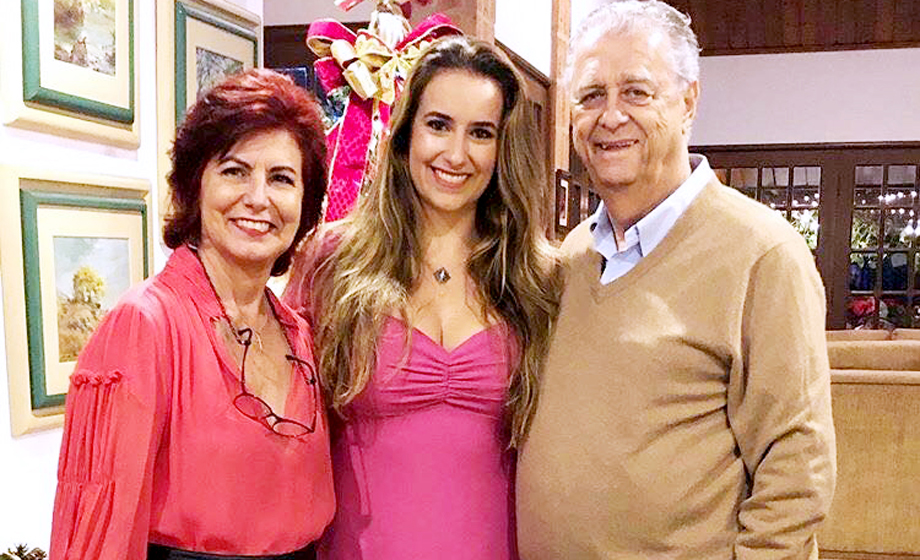 Em elegante noite natalina, Maria Paula do Val Rocha, Francisco Coelho Rocha e Manuela do Val Rocha