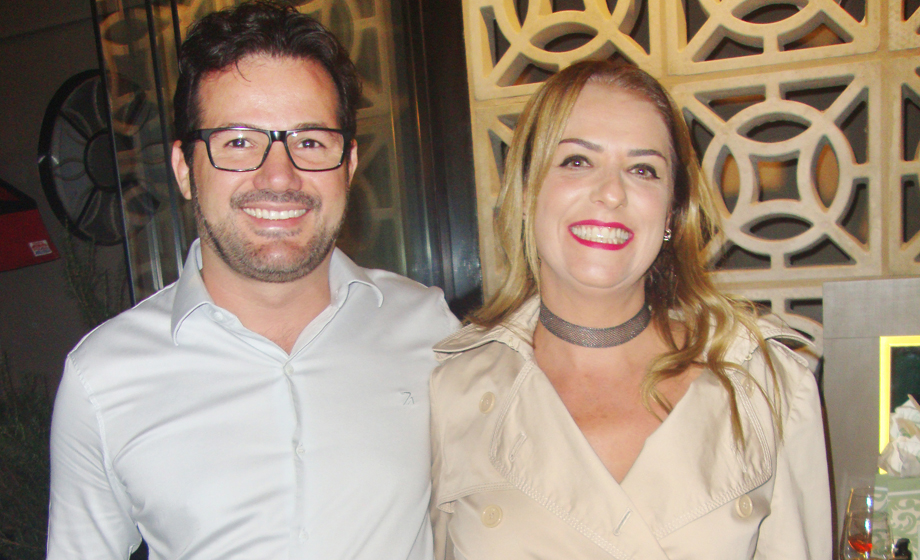 Casal Álvaro Sampaio e Ana Carla Poppi em coquetel inaugural