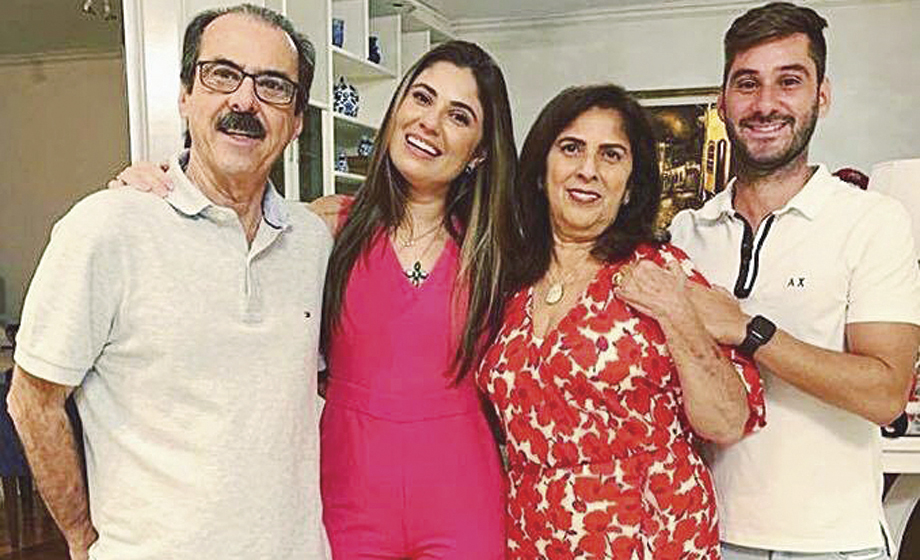 Wellington Bertoni, Larissa Bertoni, a advogada Rosangela Vilaça Bertoni e Igor Bertoni, em sofisticada ceia de Natal