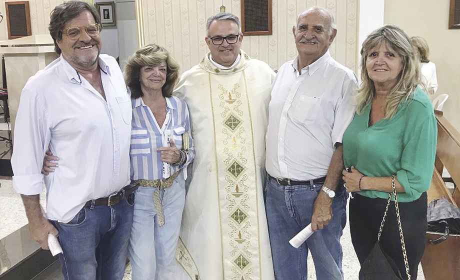 Alzirinha e José Leandro Miranda (61 anos de casados), com Mons. José Geraldo  Segantin e os filhos Chiquito e Cecília