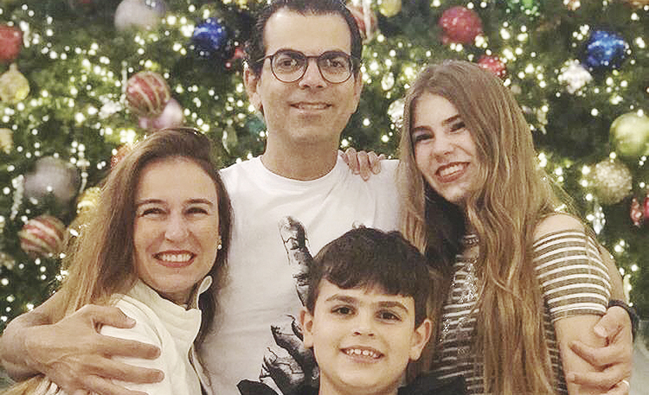 O juiz de direito Paulo Sergio Jorge, a esposa Roberta Caparelli e os filhos Enzo e Paula