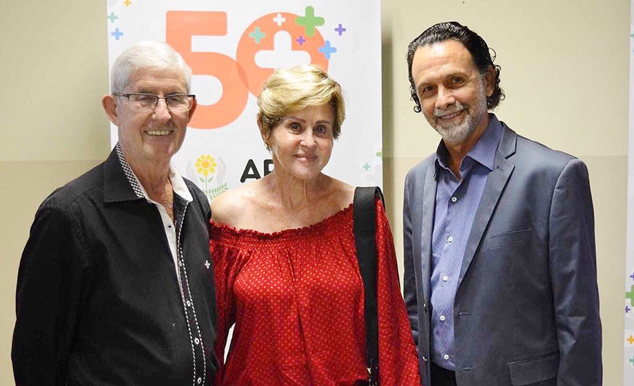 Na apresentação da nova diretoria da Apae, Jorge Flávio Sandrin, Ádua Ravagnani Sandrin e o presidente Agenor Gado