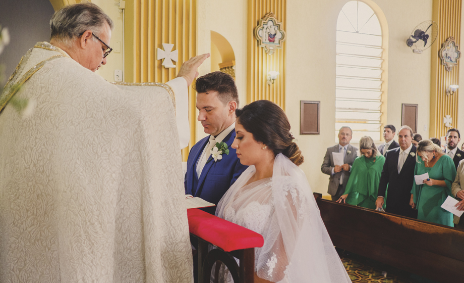 Monsenhor José Geraldo Segantin conduziu brilhantemente a união dos noivos, no altar da igreja de São Sebastião.