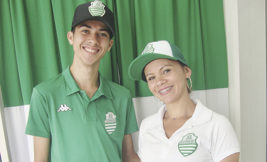 Na (ainda não oficialmente inaugurada) Veterana Store/Sports, os funcionários: Pedro Henrique Chemello e Jacqueline Silva