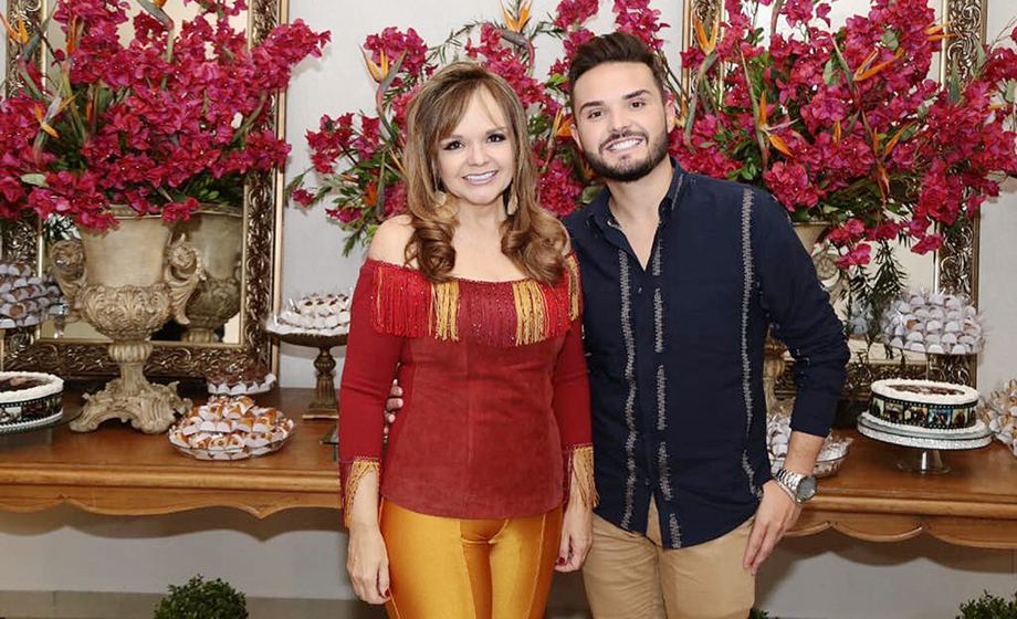 A dentista Maria Paula Figueiredo (ministra curso de Lente de Contato, à partir de 13/2) com o filho Luís Filipe - Foto: Andrade