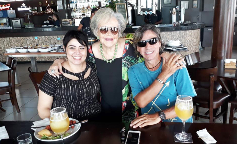 Daniela Honório, Patrícia Pizzo e Well Miguel na choperia Raposa do Ártico, que agora serve almoço todos os dias