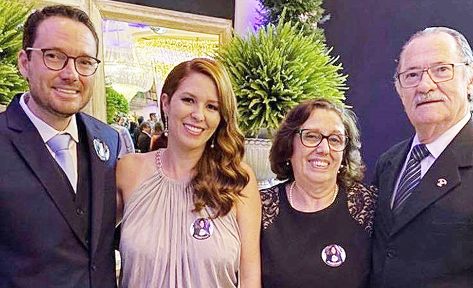 Os irmãos gêmeos (médicos) Tárcio Machado e Tarcila Mazer, com os pais Heloisa e Rossini Rodrigues Machado (cardiologista)