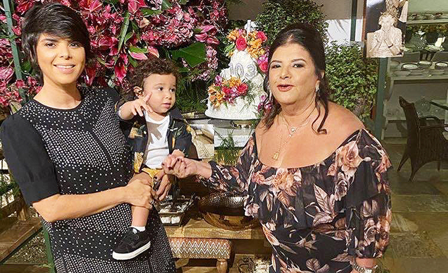 Luciana Trajano, o filho Benjamin e a mamy Luizinha Trajano, no jantar de 103 anos de Zuleide Rodrigues – Foto: Andrade