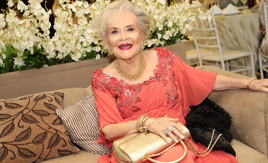  Dentro de um longo vermelho, com pedrarias, Patrícia Pizzo recepcionou convidados em seu aniversário