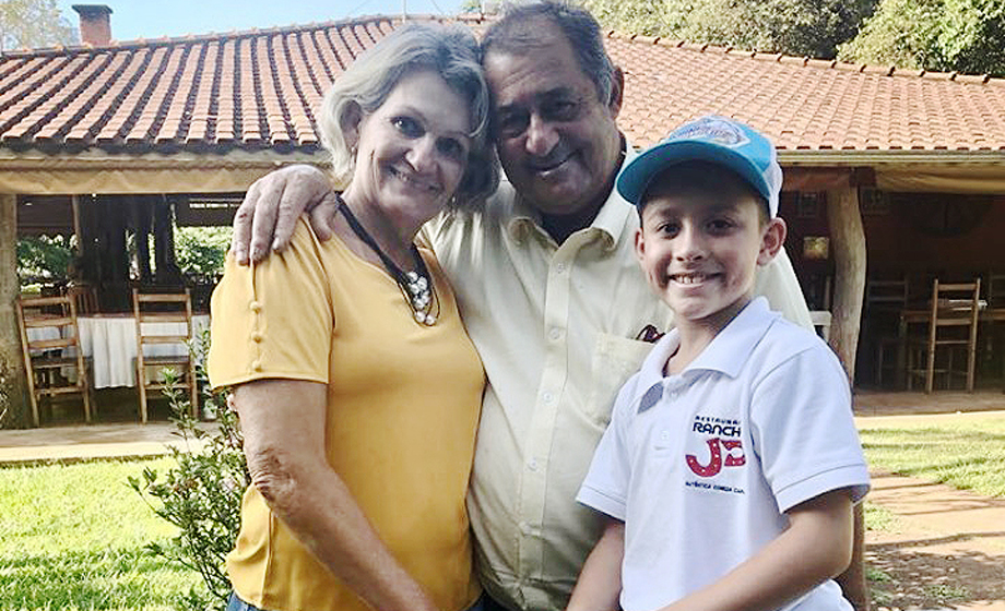 Proprietários do restaurante Rancho JP, Wilma e Carlos Pigrucci, com o netinho Raí Pigrucci