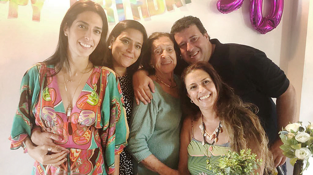 Ivalda Pucci Goulart, com os netos Mariane Bolela, Isabella Bolela, Serginho Fernandes e Thalita Shanti