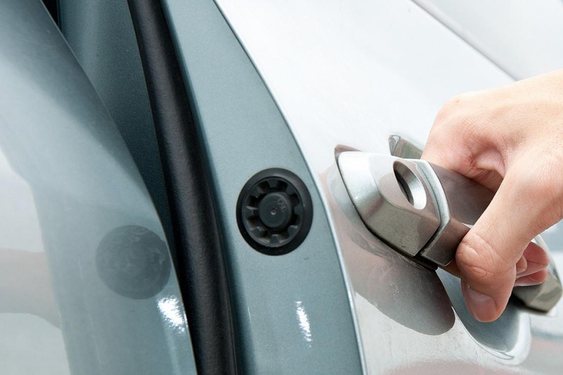 Bater a porta do carro estraga o veículo?