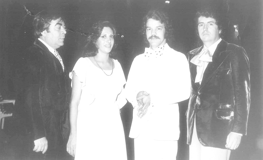 Da esquerda para a direita: Geraldo Braga, a costureira Edna Ferreira, o Liliko e o saudoso figurinista Edson Luiz Fernandes