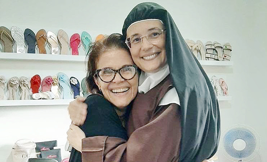 A maquiadora Renata Goulart do Val e Irmã Teresa Lumen, do Carmelo Santa Teresa