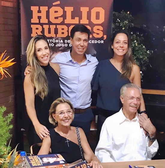 Hélio Rubens, com os filhos Ana Helena, Helinho e Ana Beatriz e a mulher Maria Helena Jardim