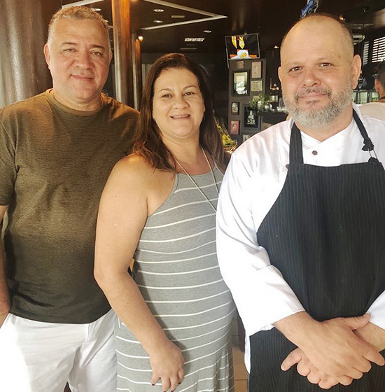 No almoço (por enquanto, suspenso) da choperia Raposa do Ártico; Sérgio Freitas, Alessandra Oliveira e Alex Sabino