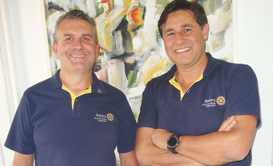 De Rotary Imperador: Paulo Sampaio (passa a presidência, em julho, para Carlos Corrêa) e Wanderley Costa (da COE)