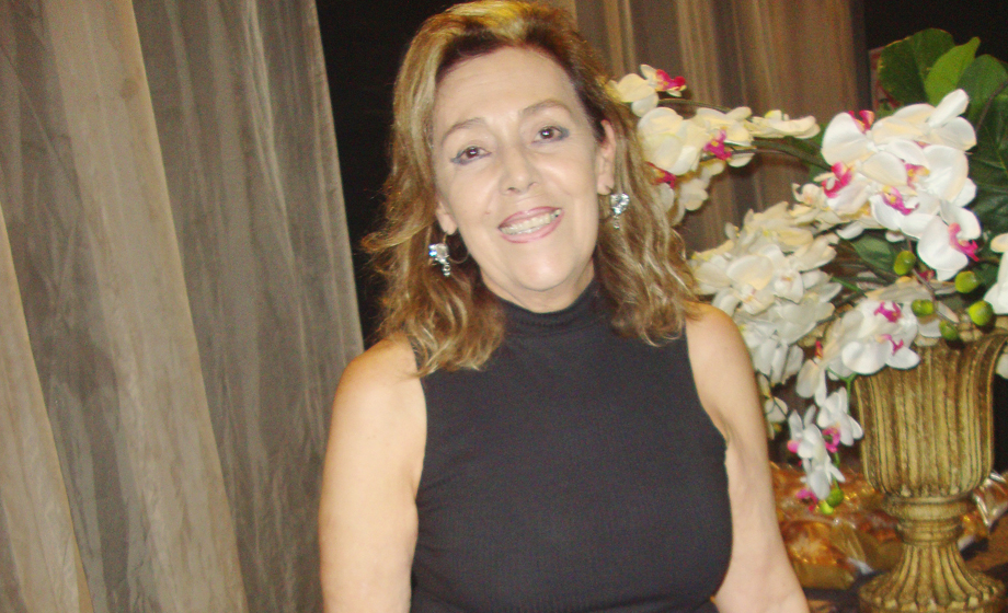 Toda elegante no Café Colonial/2019 (no Green Hall): Tânia Cova