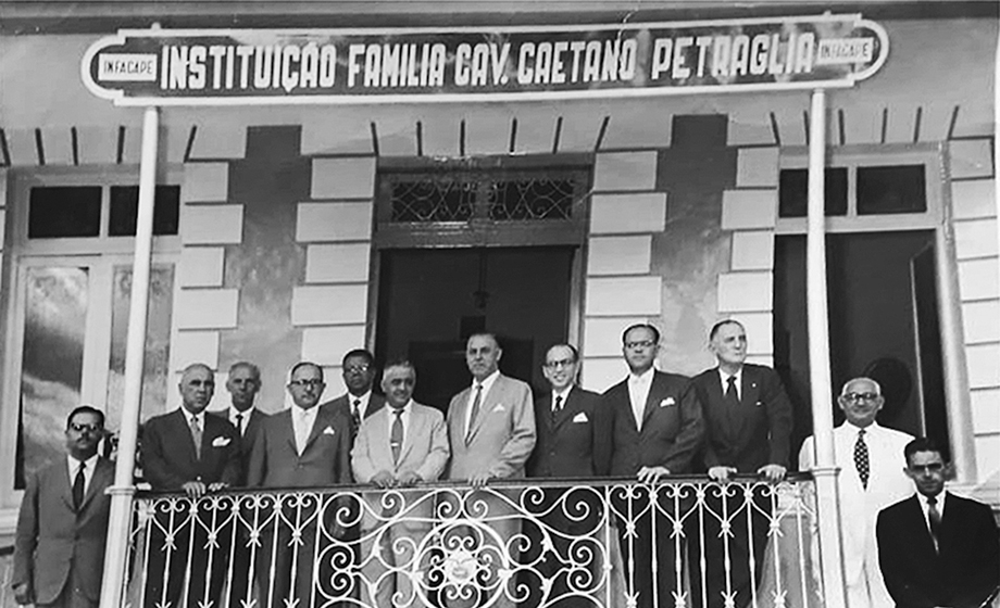 Da esquerda para direita: Dr. Rui Luz, Dr. Afonso Infante Vieira, José Andrade Vilela (Juca), José Baldassari, Petronilho Ribeiro, Dr. Antônio Arruda, Francisco Barbosa, Guilherme Presotto, José Ulisses Miranda, Dr. Carlos Signorelli, Orestes Dalmaso e Ci