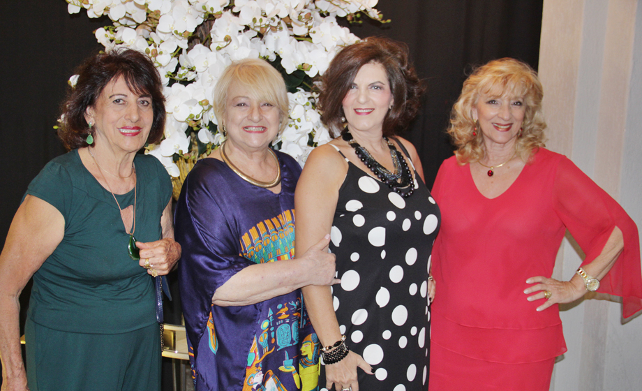 Edina Ferreira, Maria Ignês Archetti, Esther Accari e Maria Alice Ávila em clima de pique-pique