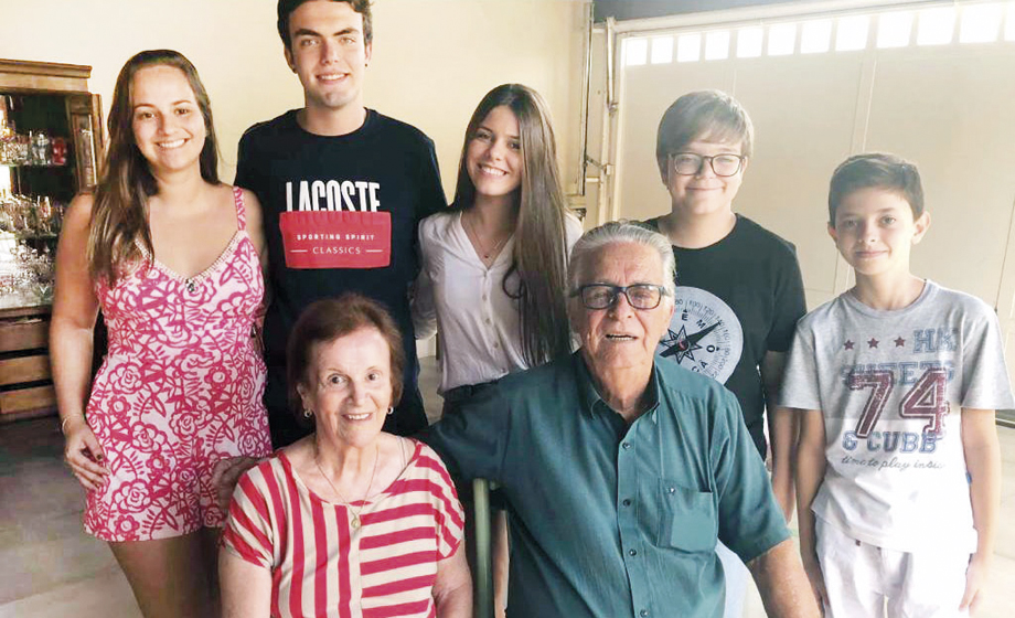 Quem muda de idade amanhã, 6 de abril, é o amigo Samir Bittar, ou Nenê Bittar, como é conhecido, chegando aos 81 anos,  em plena forma. Casado com dona Lourdinha, tem os filhos, Rafael, Fausto e Heloísa. Na foto, com os netos, Ana Júlia, Arthur, Laura, Mu