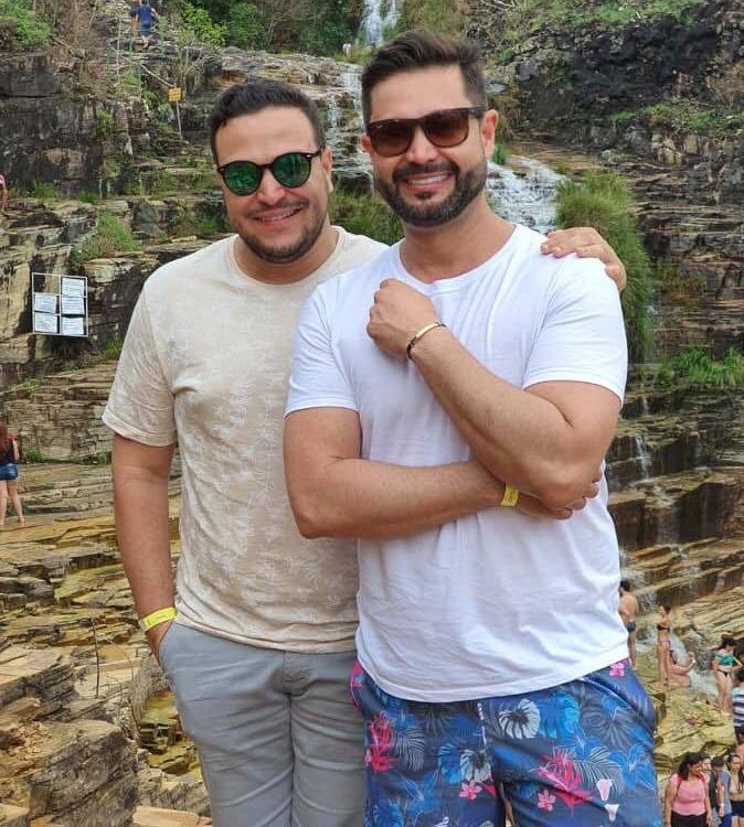 Casal Thiago Esteffanato e o gerente do Magazine Luiza-Centro, Luciano Marques, esbanjando simpatia