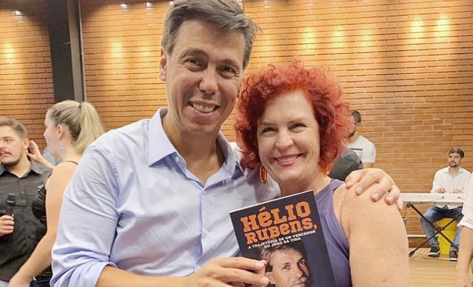 Em noite de lançamento, Helinho Rubens Filho e Flávia Lancha
