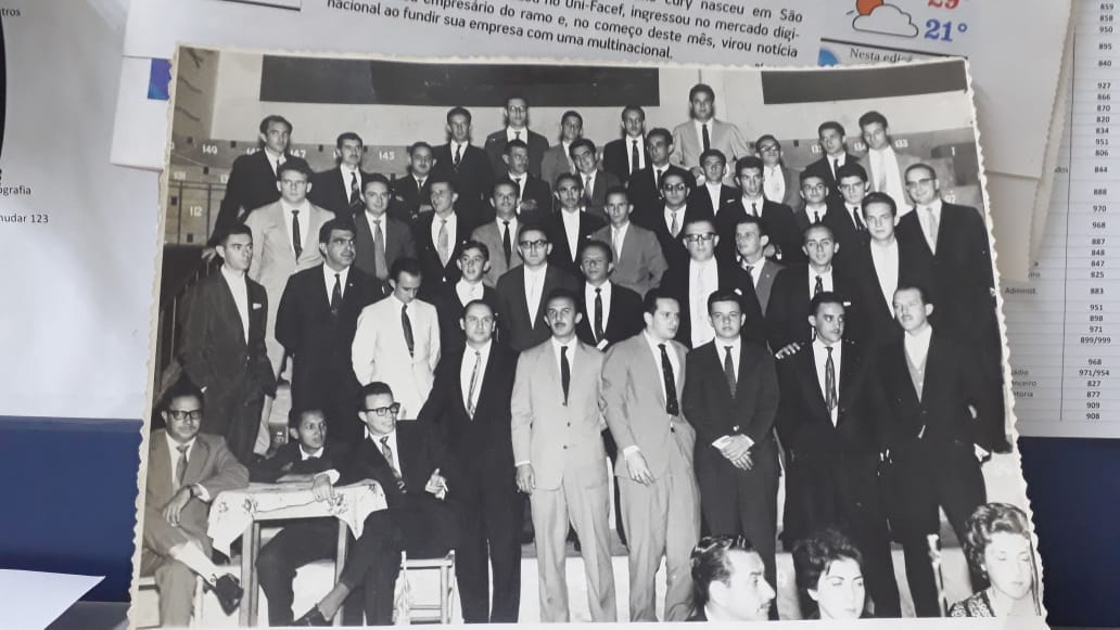            Essa foto histórica é do ano de 1960, num daqueles famosos bailes “Noite Colorida”, no Clube dos Bagres. 