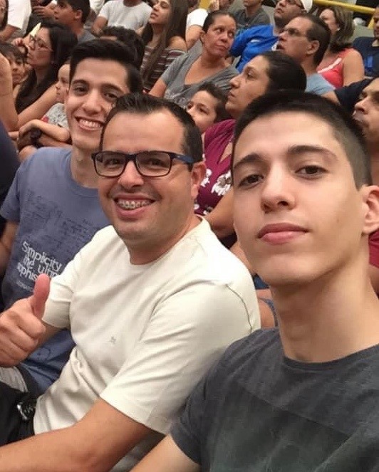 Neto Gonçalves (com os filhos Lucas e Bruno) tem movimentado a Av. Paulo VI com o sucesso de sua Bella Capri