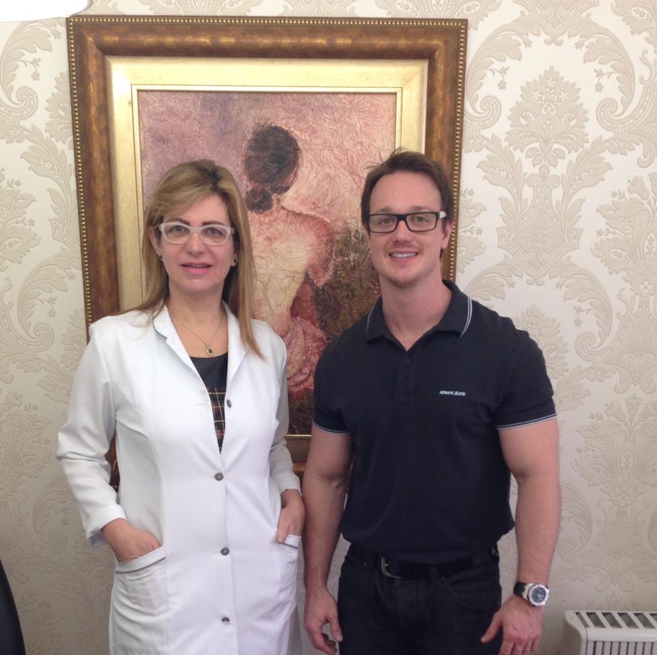 A médica dermatologista Rita Moscardini (que está repaginando sua bela clínica), com Rafael Knack, também médico 