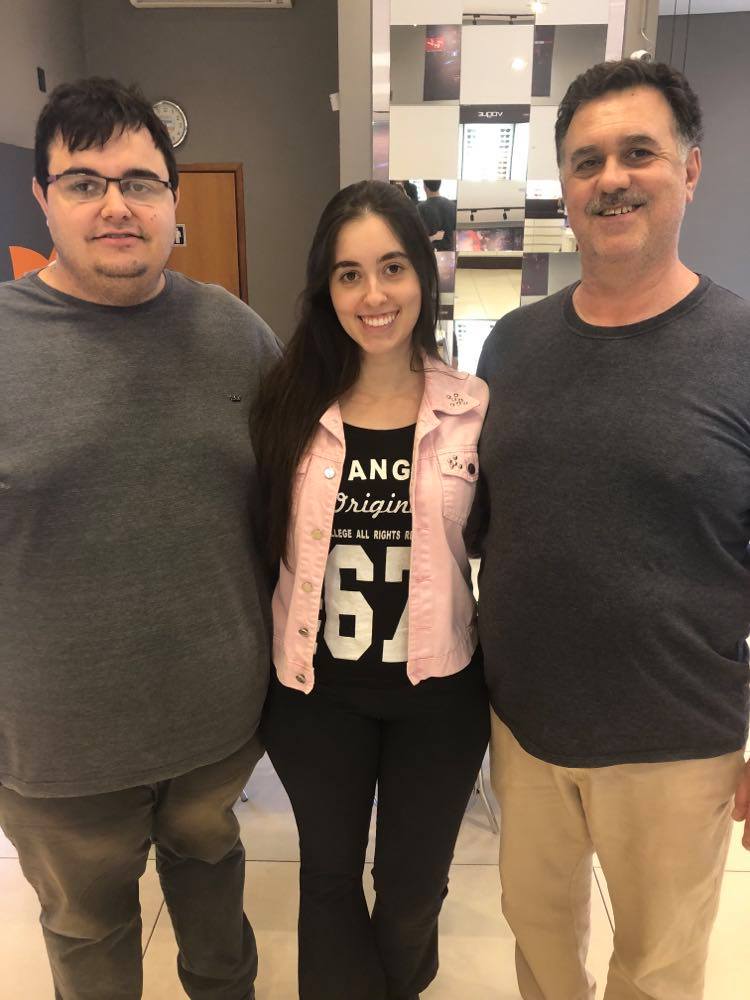 Com os filhos Lucas e Mila, o querido Xande Mussalem está servindo delícias árabes (Nó na Madeira) com Delivery incluído