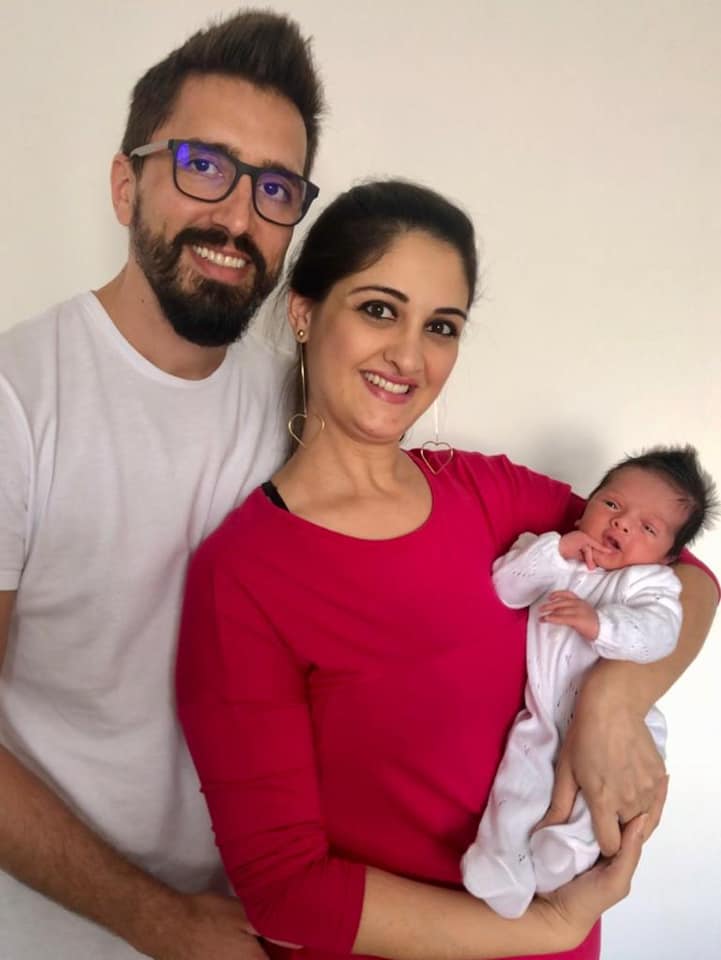 Com o filhinho Rafael, o casal Bruno Queiróz e Andrea (ela, diretora do Posto Itamaraty, ao lado dos pais Sabah e Devanir Parra)