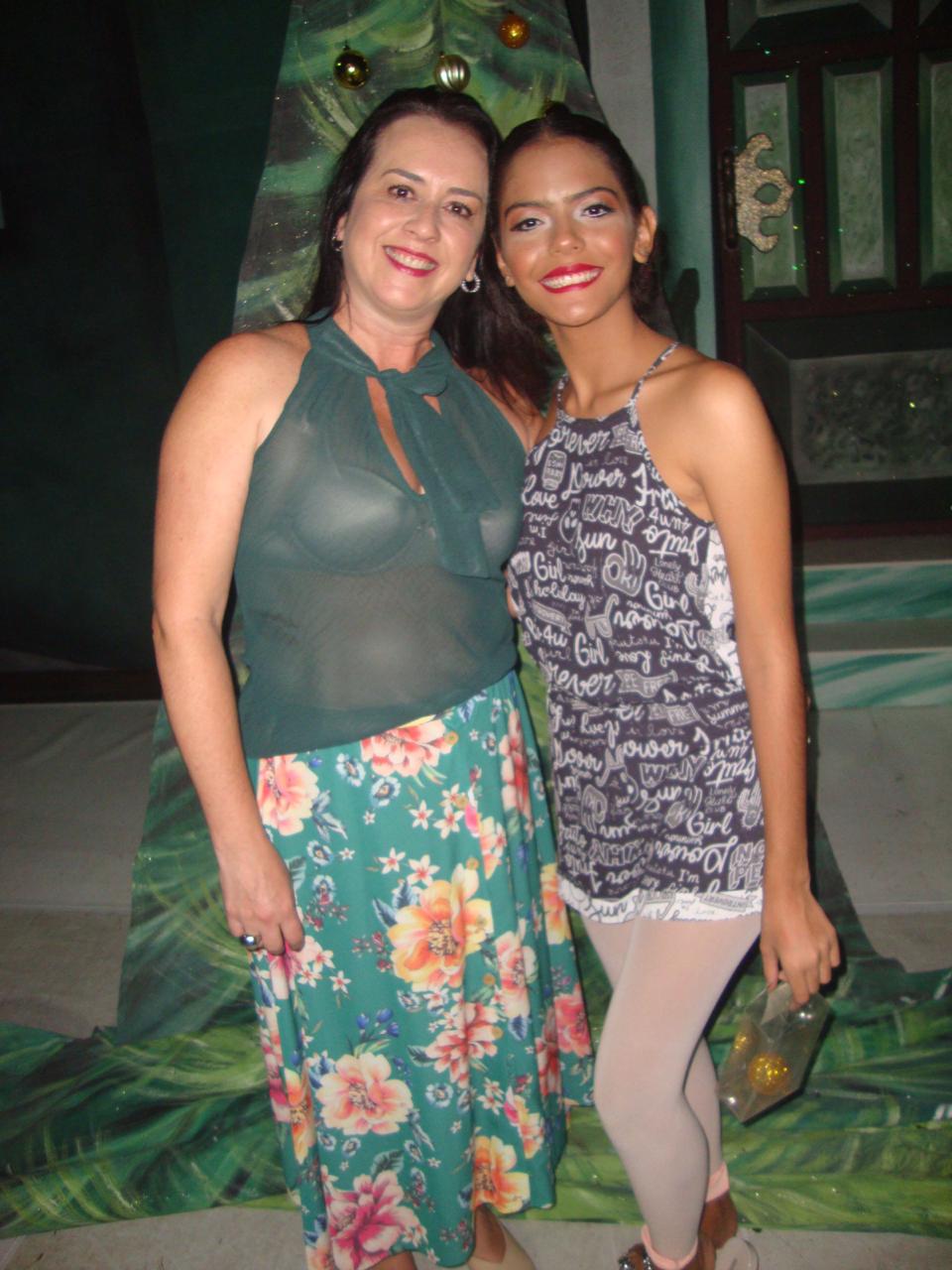 Grande Cláudia Garcia (cá com aluna Heloísa Morais/a Clara do “Quebra-Nozes”).