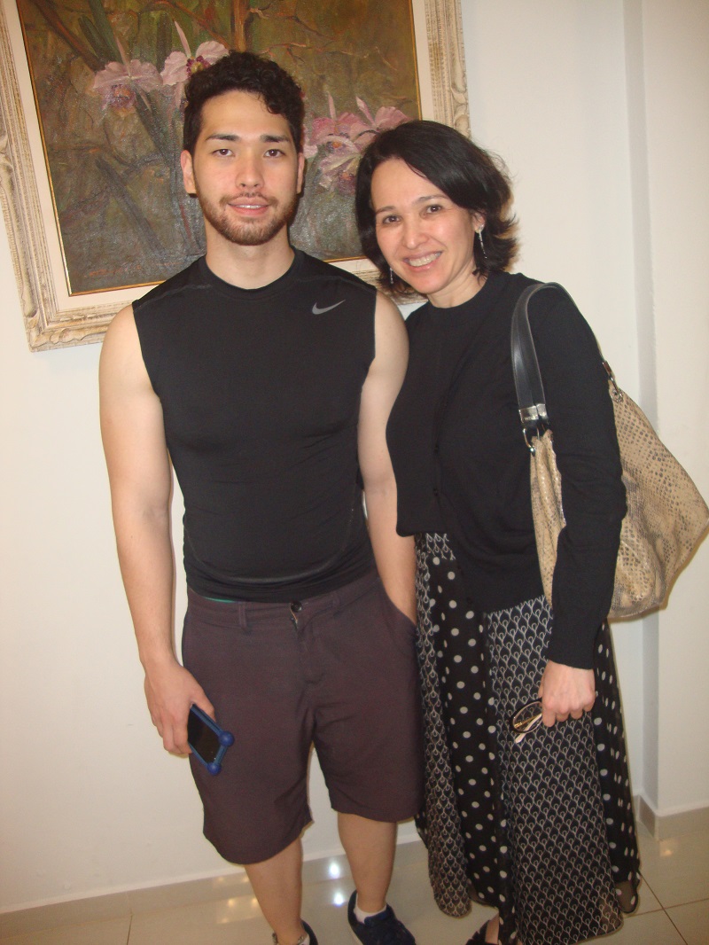 No Teatro do Sesi (antes do isolamento social): Lucas e mãe Fernanda Maeda