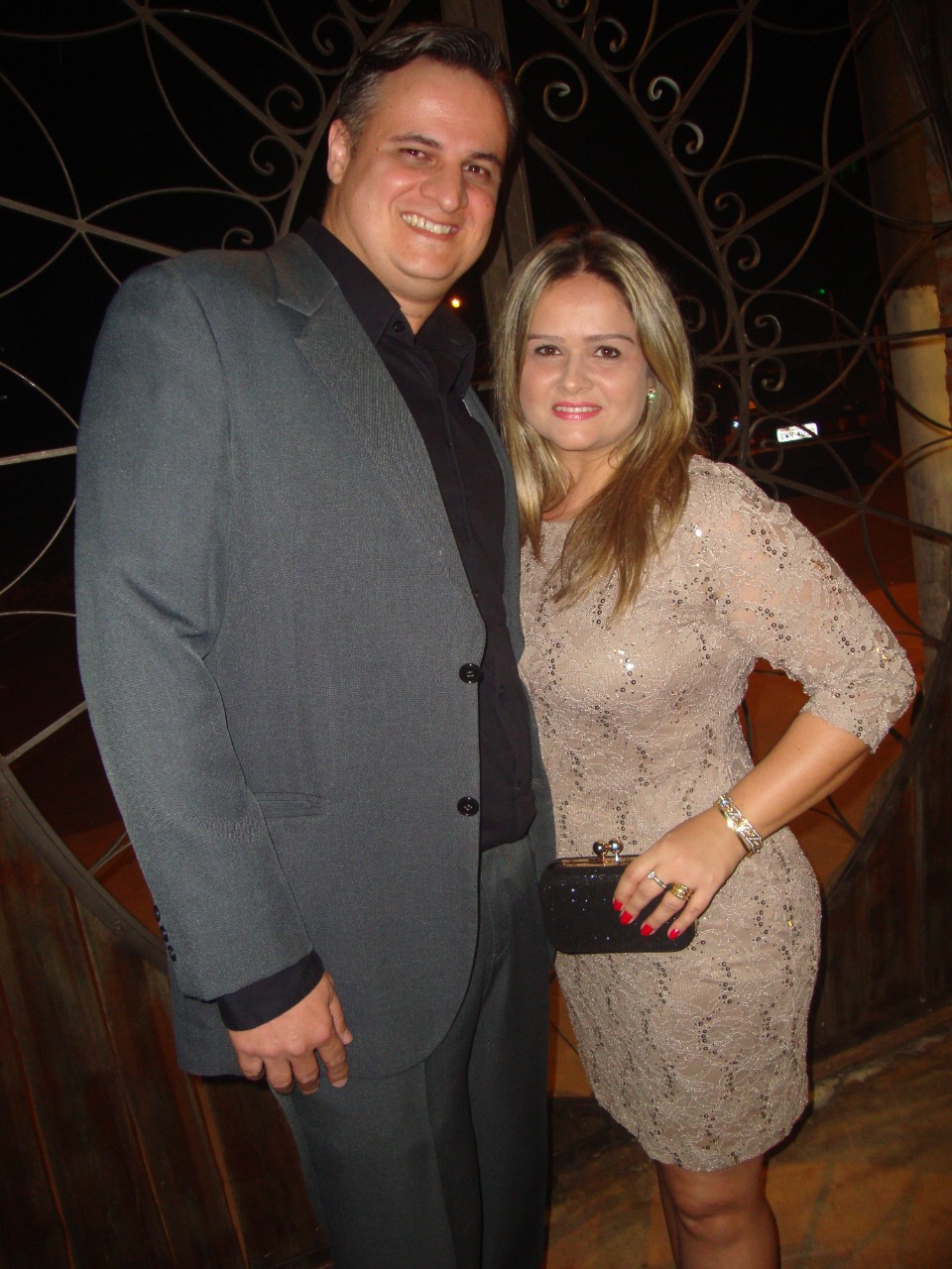 Em festa de nat (antes do isolamento social): casal Rodrigo Camargo-Samara