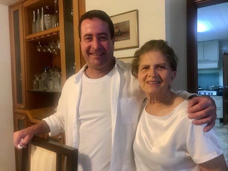 Waguinho Samello, em click carinhoso com sua mãe Marilda Tosi de Mello (sra. Wagner Sábio de Mello)