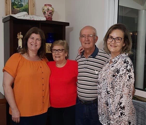 Parabéns, Laércio Aylon (click com Lislene, Nalide e Lenise), que celebrou idade nova esta semana, em família