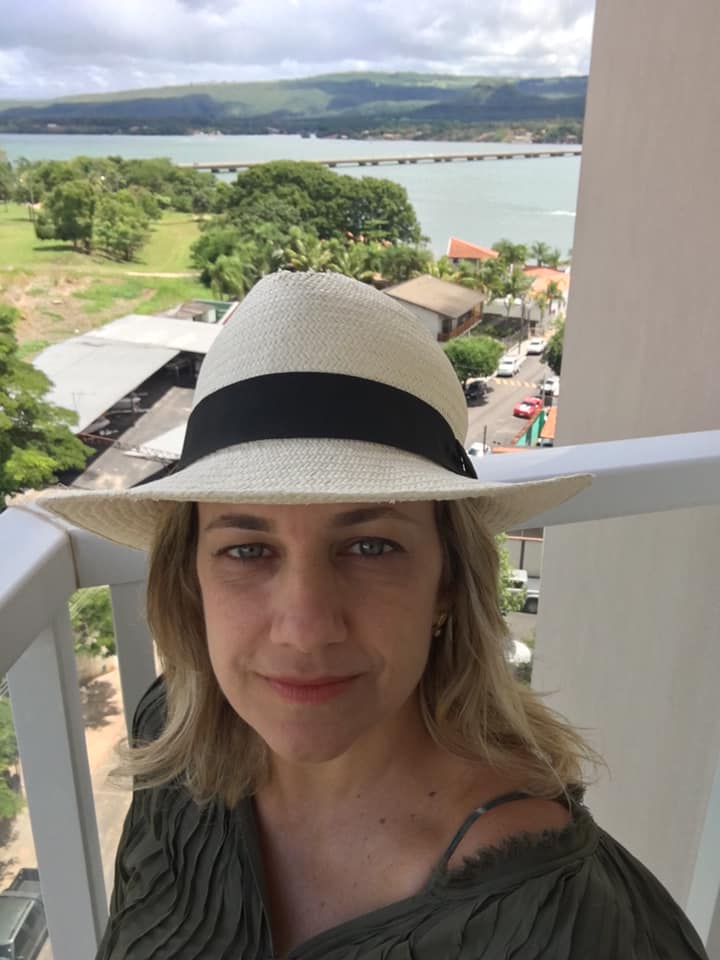 Advogada Adriana Tóffano em quarentena no elegante e sofisticado edifício Mariah Polo, na vizinha Rifaina-SP