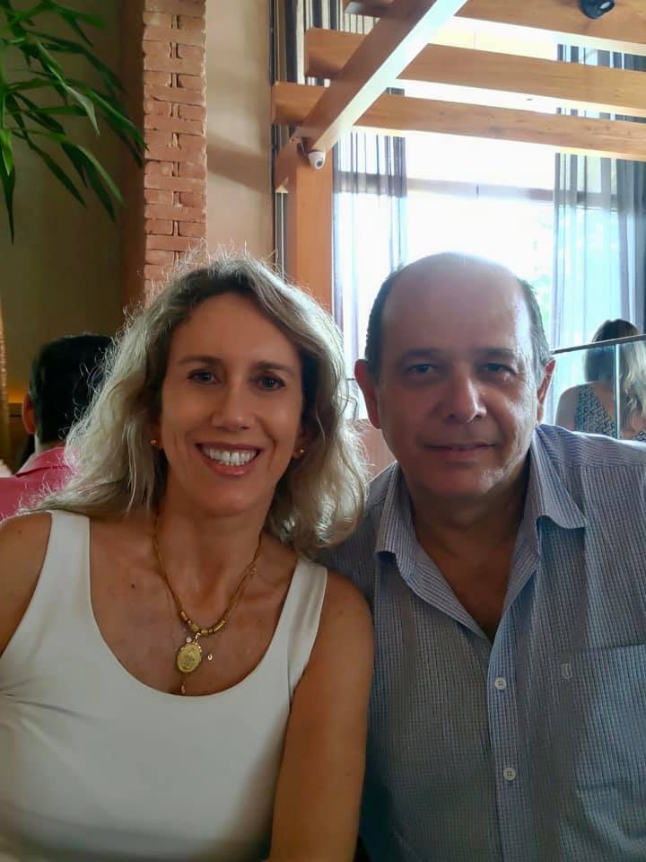 No flash com a mulher Zezé Rao, o médico Rodolfo Bartoci; um dos idealizadores do grupo “Franca contra a fome” 