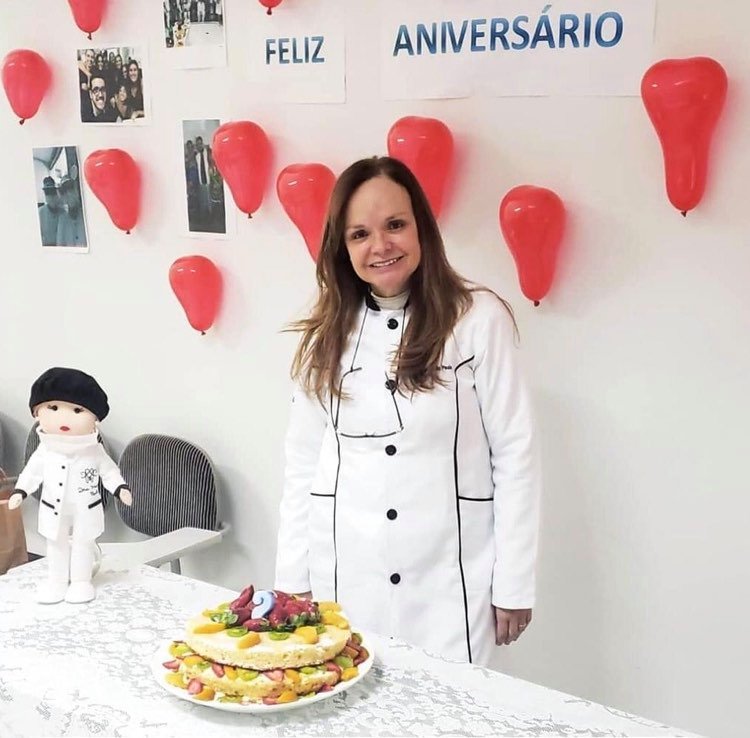 A dentista Maria Paula Figueiredo ganhou festa-surpresa, de aniversário, dia 3 último, no Instituto Odontologia Função e Arte