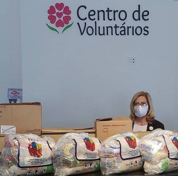 Dalila Abrão Barini recebeu esta semana cestas básicas do FCF, para o Centro de Voluntários da Saúde