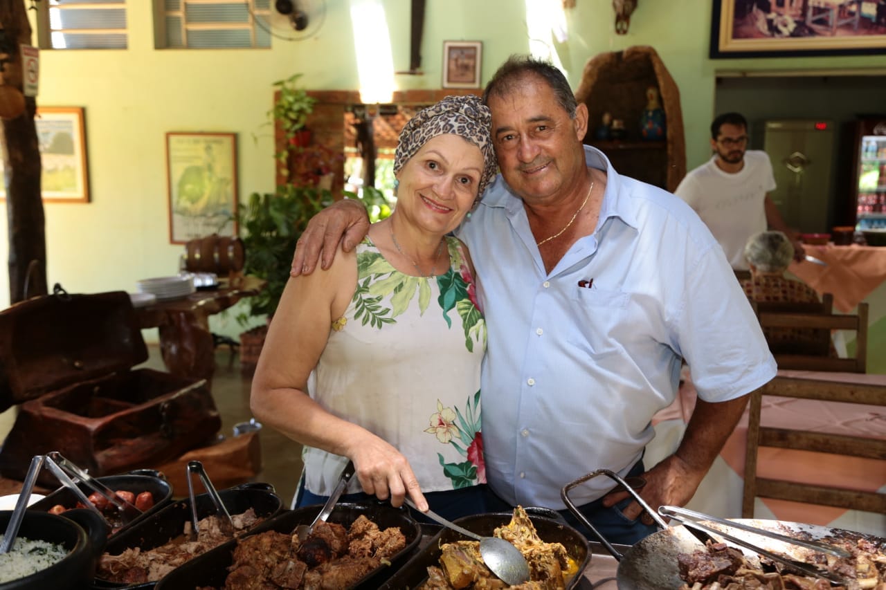 Wilma e Carlos Pigrucci lançaram marmitas diárias (R$ 10 e R$ 15) no almoço do Rancho JP, em Patrocínio Paulista-SP