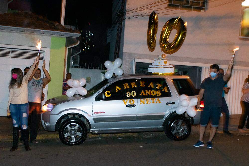 Idosa Ganha Carreata Surpresa Para Comemorar Seus 90 Anos