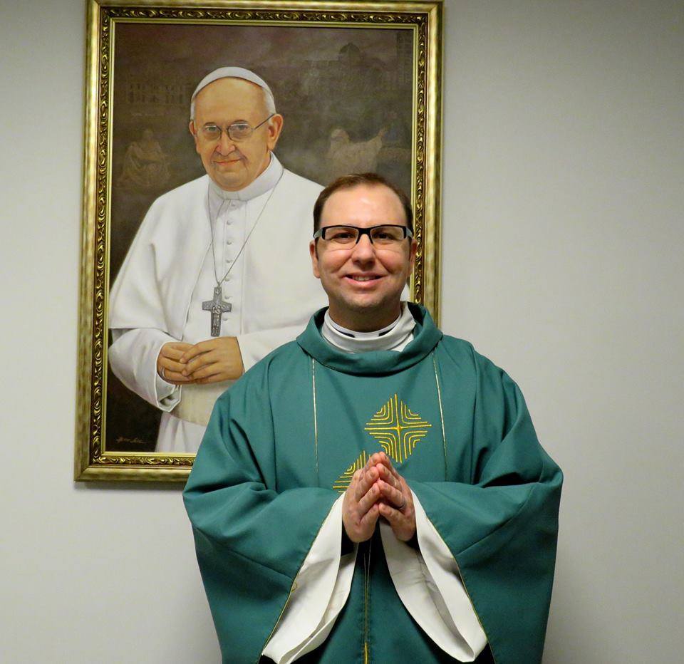 Padre Rogério Ruffo preside as celebrações (com presenças de fiéis) na Sé Catedral Imaculada Conceição